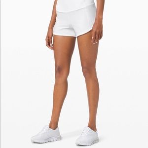 Lululemon like new white speed up 2.5 inch mid rise